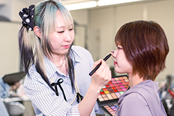 清野吏彩